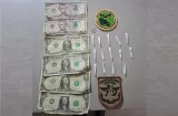 Cae un sujeto en plena calle con tubitos de coca y efectivo