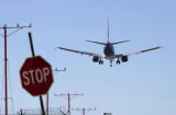 EE.UU.: Investigan choque de un avión con un camión en aeropuerto de Newark