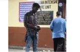 ¡WTF! Esperó 10 horas en la sala de hospital con un machete en la cabeza