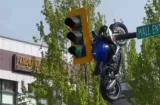 Moto quedó colgando de un semáforo tras brutal accidente 