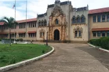 Escuela Normal de Santiago paraliza clases por lío con directora