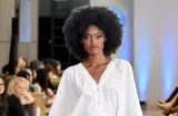 Hilary Marie, la modelo panameña, la bota al desfilar para Vogue