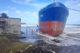 Buque encallado en María Chiquita tiene en vilo a pescadores de Portobelo