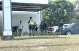 Dejó $15 mil en el carro mientras hacía diligencia bancaria y se los robaron
