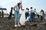 ¡27 toneladas de basura sacadas de playa! Tiran basura donde les da la gana