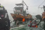 Buzos trabajan para reflotar navío que naufragó y hallar al capitán