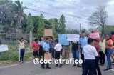 Falta personal en la escuela; padres toman medidas y cierran calle