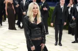 Cher cumple 80 años desafiando el tiempo y con macho al lado