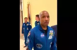Hombre le grita a la tripulación de Artemis II que nunca fueron al espacio