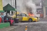 Taxi arde en llamas junto al Parque Tomás Martín Feuillet