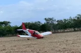 Avioneta quedó tirada en un potrero tras falla en pleno vuelo