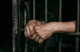 Preso por abusar de su hijastra y embarazarla 