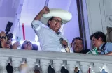 Sánchez sigue al frente a la espera de los votos del extranjeros en Perú