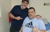 Salsero Mauricio Silva visita a DJ Pitito en el hospital