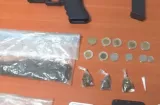 Armas, droga y detenido tras allanamientos en Santa Ana  y  Calidonia
