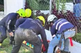 Rescatan a mujer al quedar atrapada en un precipicio 