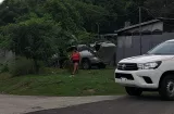 ¡Amordazado y atado! Hallan un muerto y otro herido en camioneta en Villa Rica