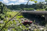 Sedán choca contra barandal de puente y cae al río; murió el conductor
