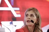Evacúan a la presidenta tica de gira de campo tras escucharse explosión