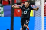 Paraguay resiste medio partido con 10 hombres y vence 1-0 a Turquía
