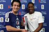 Atheyna Bylon entrega premio a Jugador Más Valiso en partido del Mundial 2026