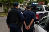 Oficial de la Policía capturado infraganti dentro de un busito