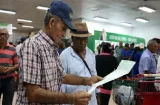 Jubilados protestan en Vía España por descuentos en los Cepanim