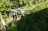 Viajaban en un auto y terminaron estrellados contra un objeto fijo
