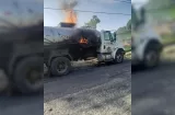 Conductor de camión sufre quemaduras al incendiarse alquitrán que transportaba