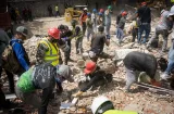 Caraqueños esperan por buenas noticias de familiares atrapados en edificios
