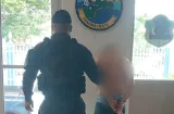 Hurta en comercio, arrolla a policías, roba celular y cae como papaya