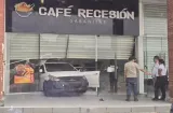 Zampa el carro dentro de restaurante en Colón