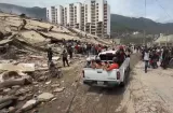 La maquinaria y rescatistas llegan a la zona cero de los terremotos