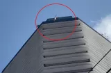 Cierran avenida Cuba tras colapso de antena en azotea de la Lotería