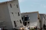 Venezuela: Sobrevivientes montan carpas junto a Misión Vivienda