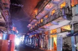 ¡Otro más! Llamas consumen caserones en el Casco Antiguo 