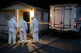 Encapuchado toca la puerta y dispara; mata un hombre y balea a una mujer