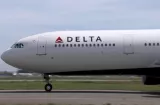 Avión de Delta es impactado por fuegos artificiales al aterrizar en Chicago