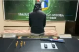 Decomisan escopeta y radios a un hombre en Río Chico; fue retenido
