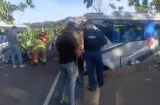 Bus con unos 40 pasajeros se estrella contra un árbol en Natá 
