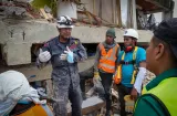 Mineros venezolanos dejan de buscar oro para encontrar víctimas del terremoto