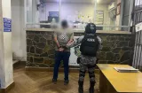 Se paseaba por las calles con 9 oficios de captura