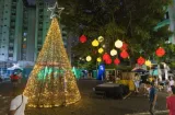 Solo un jugador en la cancha por el alumbrado navideño de la capital