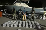 Pillan conductor de camión remolcando narcocarga oculta en yate