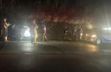¡Se fue de largo! Auto termina incrustado en una alcantarilla