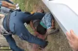 ¡Hartos de robos! Residentes capturan a ladrón de aires acondicionados