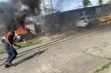 Pirómano reduce a cenizas camioneta de lujo en Arcoíris