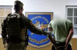 ¡Cayó con la carga! Lo frenan en un retén y le hallan seis paquetes de droga