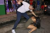 ¡Cobarde! Le da una brutal golpiza a una mujer; ahora los tongos lo buscan 