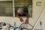 Entró a robar a una casa y lo atrapan atorado en la ventana